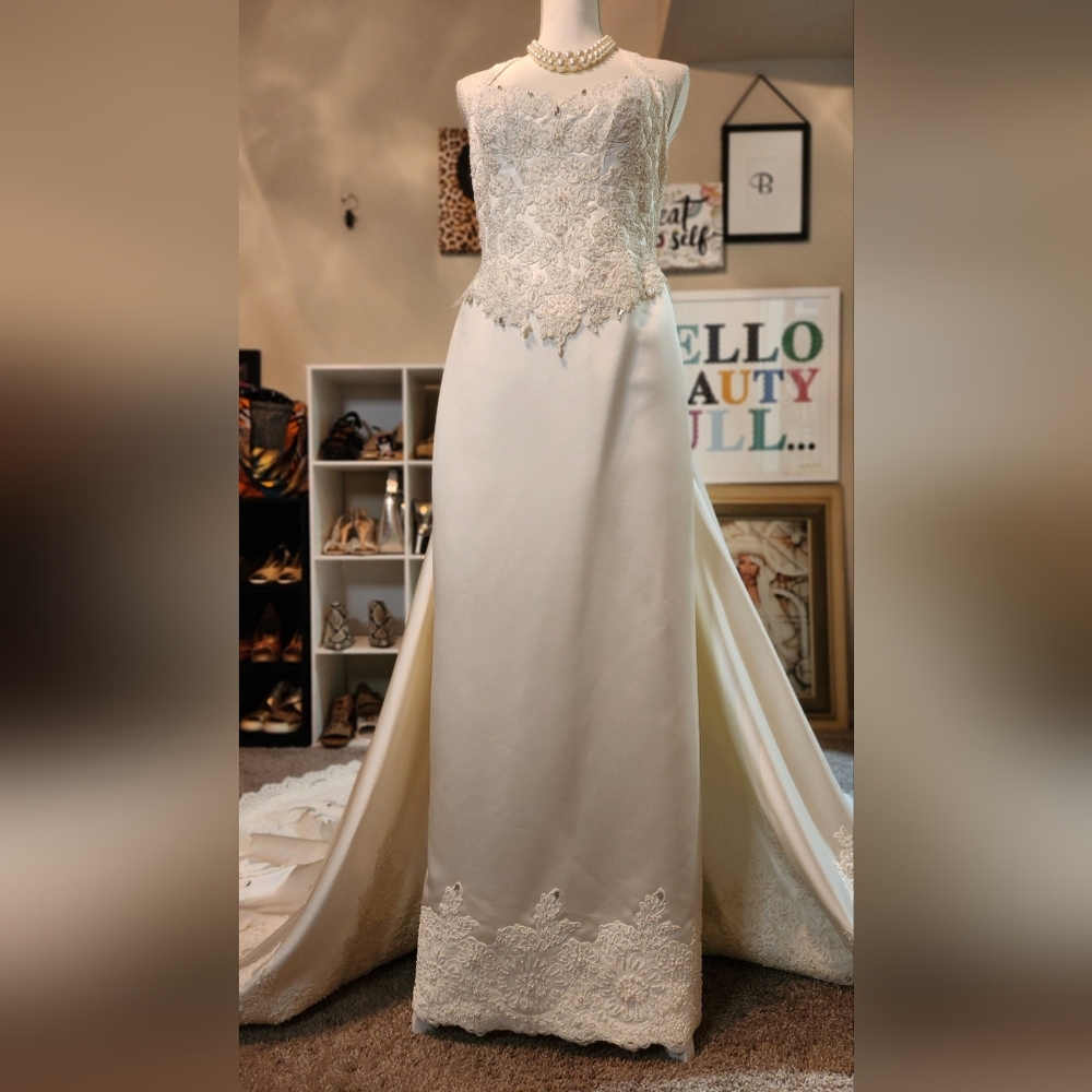 Elegant Ivory Lace Mermaid Halter Wedding Gown